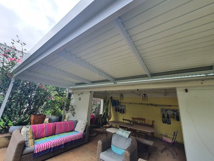 Adjustable Louvre with White Fascia Gutter - Parkview