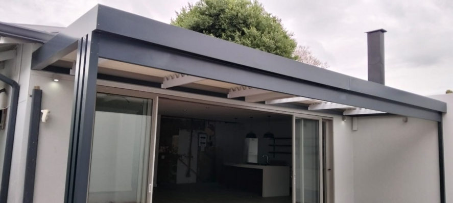 Motorised Adjustable Louvre with Thunderstorm Fascia Gutter - Parkhurst